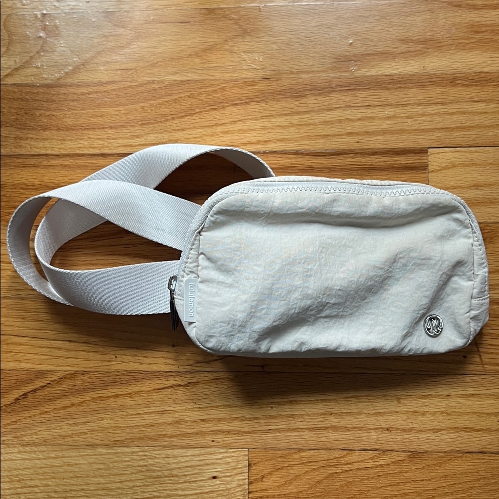 Lululemon Everywhere Cream Belt Bag